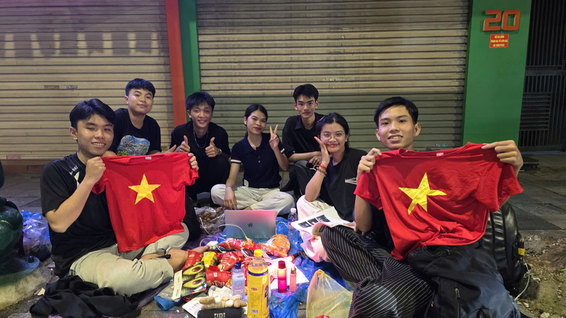 "Không khí 80 năm của đất nước khiến chúng em không thể ở nhà", Thùy Dương (thứ hai từ phải sang) nói. Cô và nhóm bạn vừa ôn bài vừa háo hức khi chờ lễ diễu binh, diễu hành chính thức diễn ra