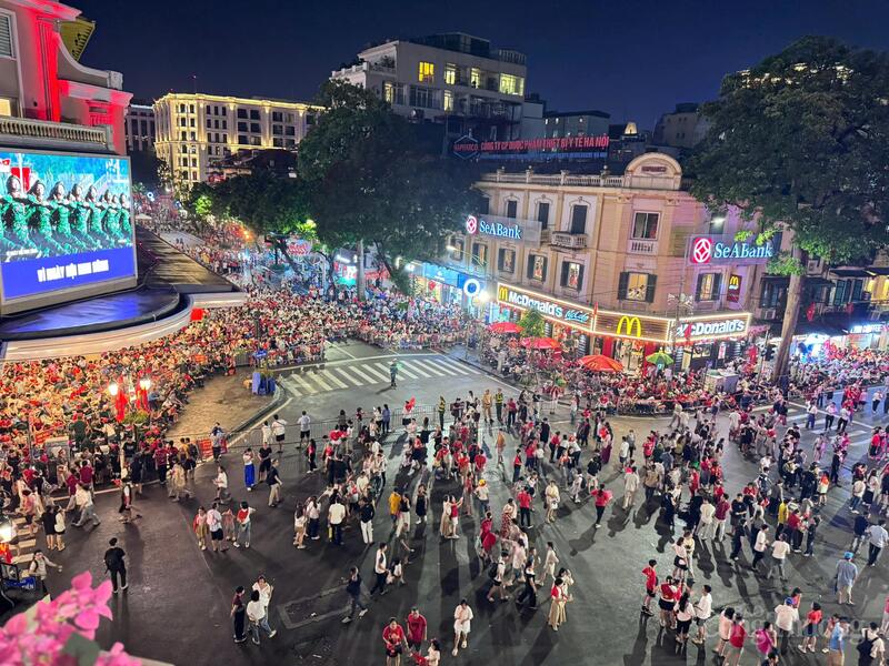 Thời điểm 20h, không gian ngã tư Tràng Tiền - Đinh Tiên Hoàng - Hàng Bài - Hàng Khay vẫn thu hút nhiều người