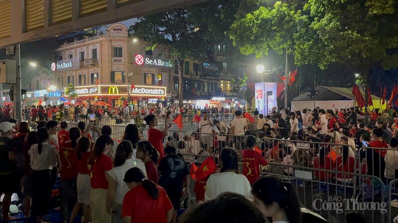 Dù còn khoảng 10 tiếng nữa mới diễn ra lễ diễu binh, diễu hành song mọi người vẫn hừng hực khí thế hát vang giai điệu tự hào "Như có Bác Hồ trong ngày vui đại thắng..."