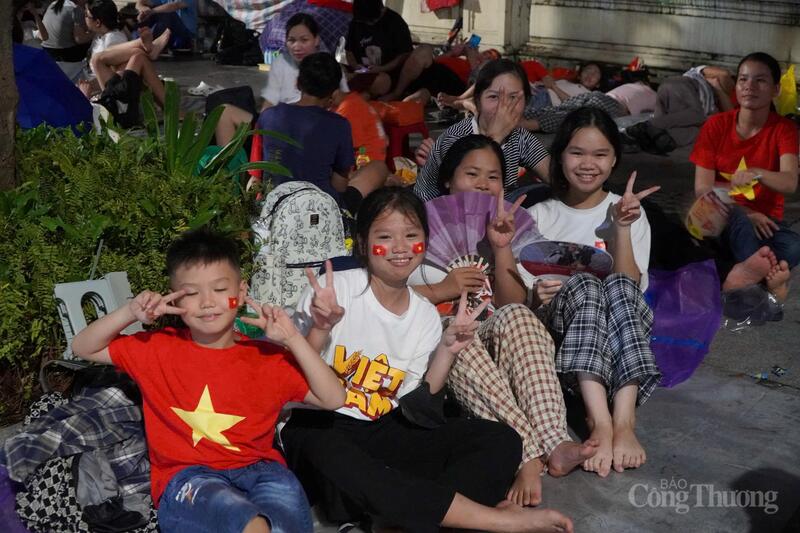 Các em nhỏ sẵn sàng cho một đêm không ngủ. Em Nguyễn Như Quỳnh (12 tuổi, xã Mê Linh) rất háo hức khi lần đầu được bố mẹ cho đi xem diễu binh. "Đường phố đẹp quá, đông người nhưng rất vui. Em háo hức nhất là chờ được nhìn thấy các chú bộ đội diễu binh. Em sẽ kể lại cho các bạn ở trường để mọi người cùng cảm nhận không khí đặc biệt này", Như Quỳnh chia sẻ