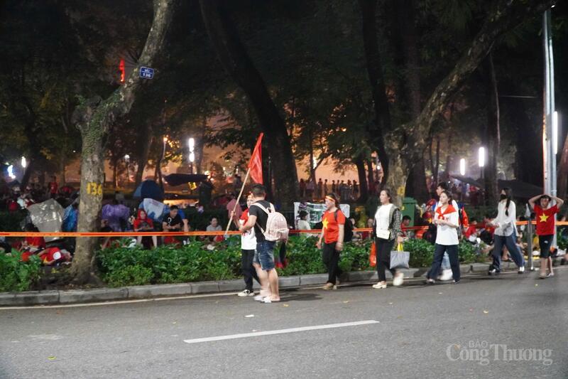 Chị Nguyễn Thu Hằng (tỉnh Hưng Yên) chia sẻ: “Gia đình tôi rất mong tới giờ được xem đoàn diễu binh. Đây là dịp đặc biệt đối với mỗi thành viên trong gia đình, đặc biệt là các con tôi, các cháu sẽ nhớ mãi hình ảnh Thủ đô rực rỡ trong ngày Quốc khánh”.