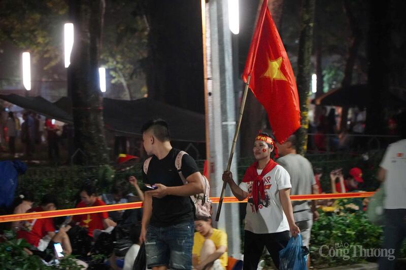 Chị Nguyễn Thu Hằng (tỉnh Hưng Yên) chia sẻ: “Gia đình tôi rất mong tới giờ được xem đoàn diễu binh. Đây là dịp đặc biệt đối với mỗi thành viên trong gia đình, đặc biệt là các con tôi, các cháu sẽ nhớ mãi hình ảnh Thủ đô rực rỡ trong ngày Quốc khánh”.