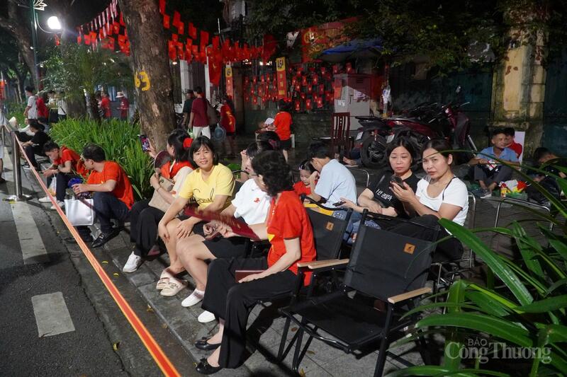 Nhiều người mang theo ghế cá nhân để ngồi