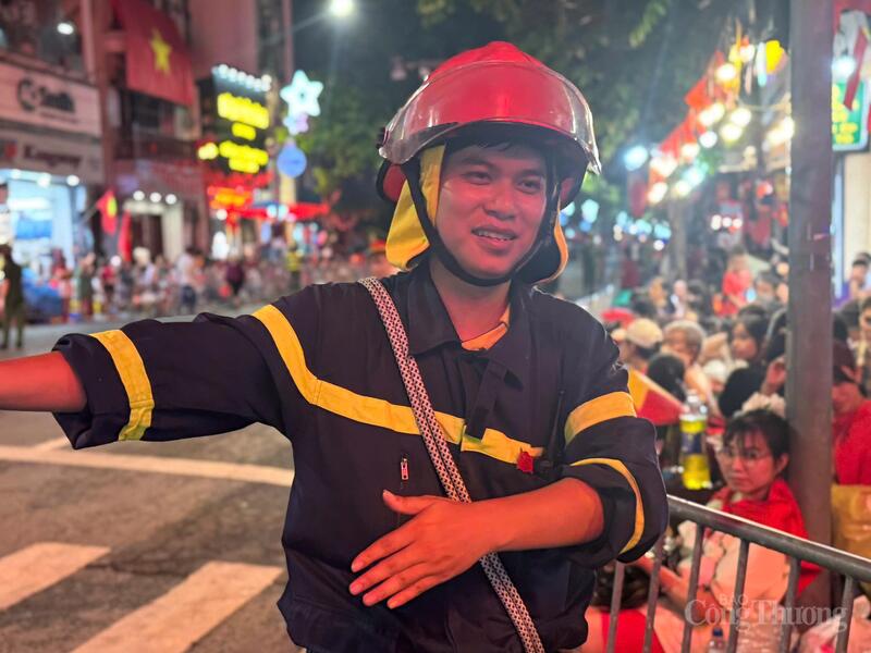 Lực lượng chức năng đảm bảo an ninh trật tự cho người dân xem diễu binh tại các địa điểm, luôn sẵn sàng ứng phó trong mọi tình huống
