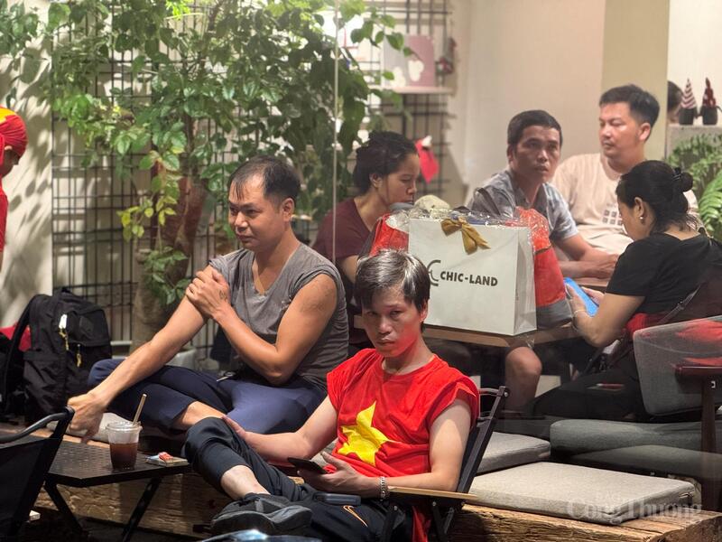 Anh Nguyễn Hoài Nam (áo xám) cho biết: “Anh đã đặt chỗ tại quán cà phê trên phố Điện Biên Phủ từ chiều 1/9 để ngồi qua đêm, chờ xem diễu binh vào sáng 2/9”