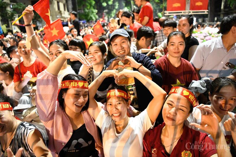 "Tổ quốc tôi, chưa đẹp thế bao giờ". Đêm nay là đêm của gắn kết quá khứ - hiện tại - tương lai. Đêm của tình đoàn kết dân tộc và khát vọng vươn xa của Việt Nam