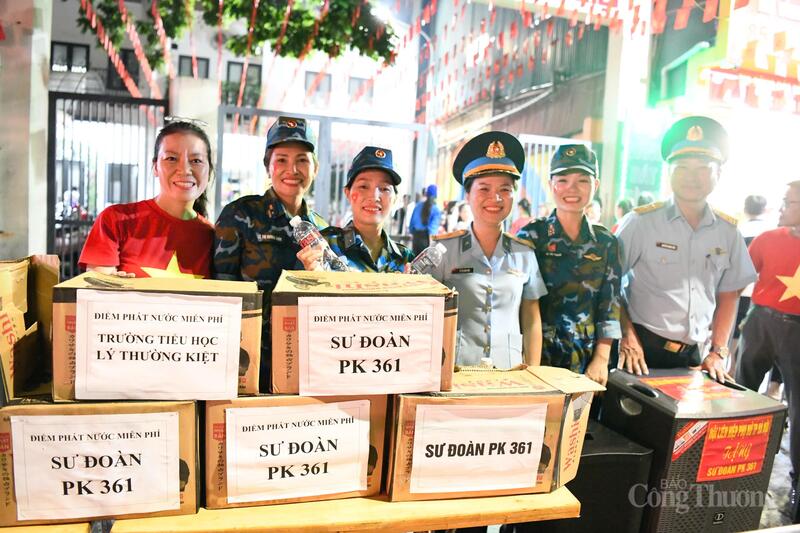 Để tiếp sức cho triệu người Việt Nam đang cùng nhau thức, đón bình minh ngày Quốc khánh, rất nhiều phần quà đã được các đơn vị chuẩn bị, phát tận tay tới bà con