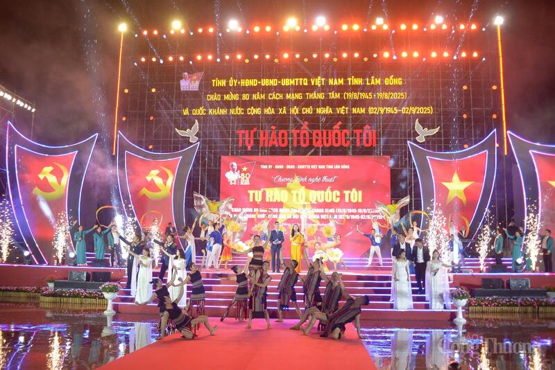 Chương trình nghệ thuật đặc biệt với chủ đề "Tự hào, Tổ quốc tôi". Ảnh: Lê Sơn