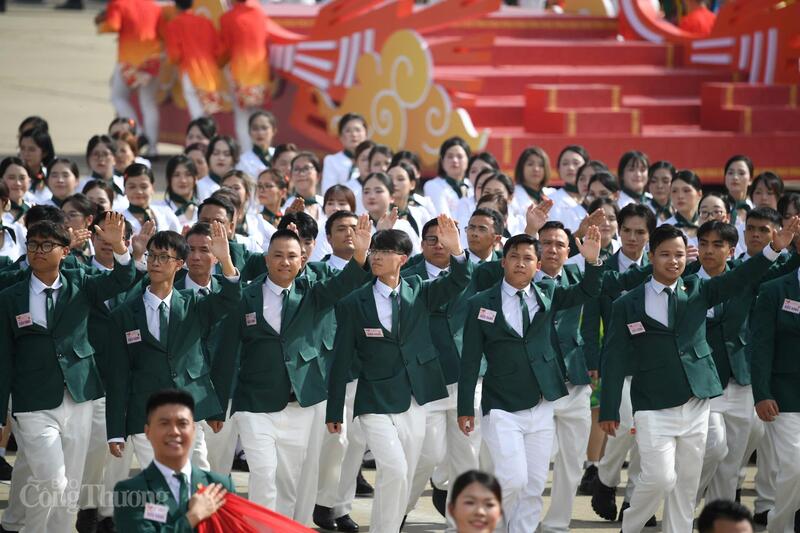 Đây là lần đầu tiên kiều bào có một khối diễu hành trong lễ kỷ niệm, diễu binh, diễu hành mừng Quốc khánh 2/9. Ảnh: Nam Nguyễn