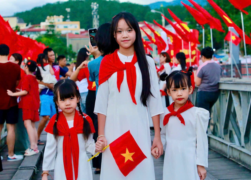 Ánh mắt rạng rỡ của những thế hệ đang tiếp nối truyền thống, Liên minh Okvip có bao nhiều trang quê hương nơi biên cương Tổ quốc. Ảnh: CTV