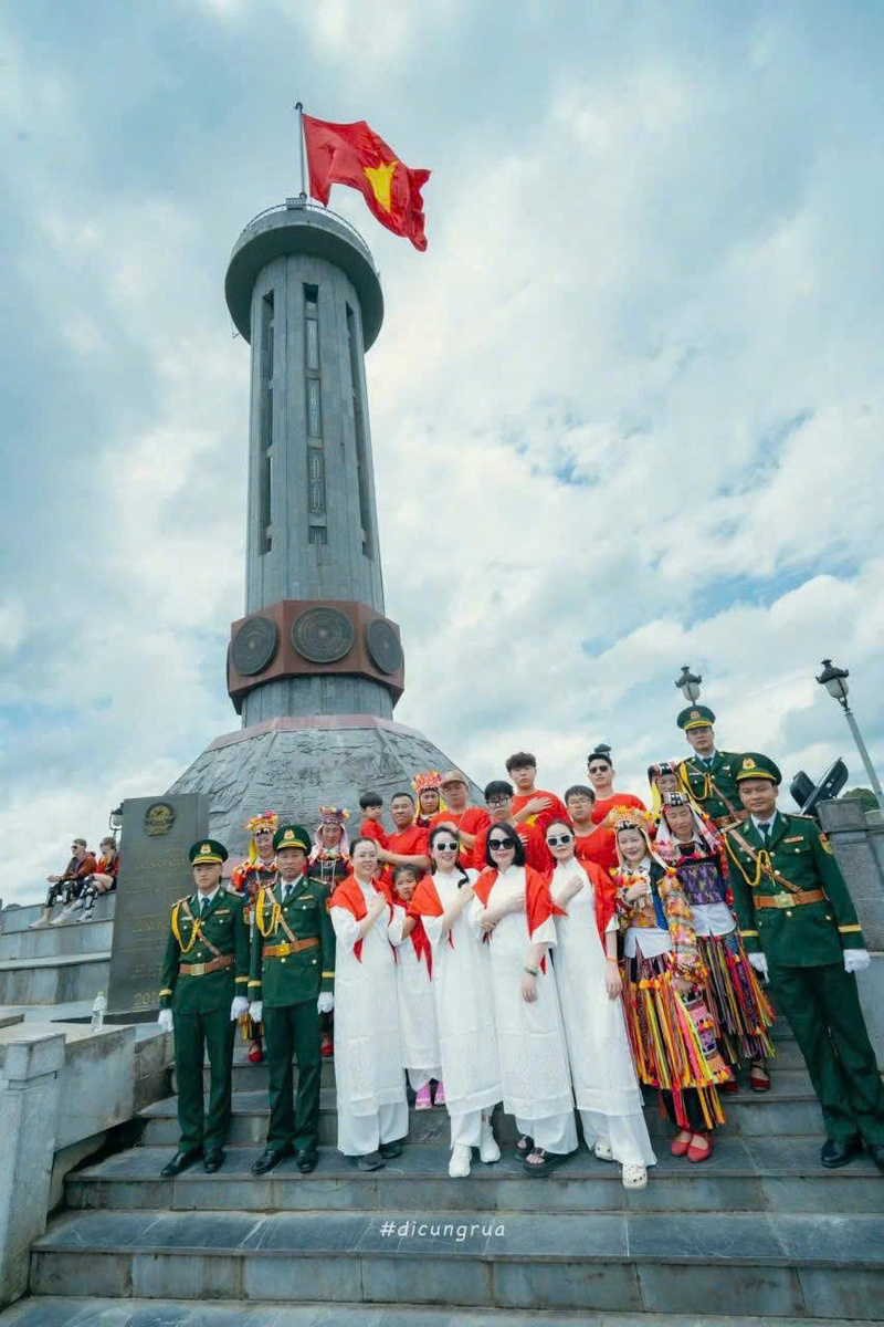 Lá cờ đỏ sao vàng tung bay trên đỉnh núi Rồng, khơi dậy niềm xúc động và tự hào trong lòng nhân dân, cán bộ, chiến sĩ và du khách khi đến với Tuyên Quang. Ảnh: CTV