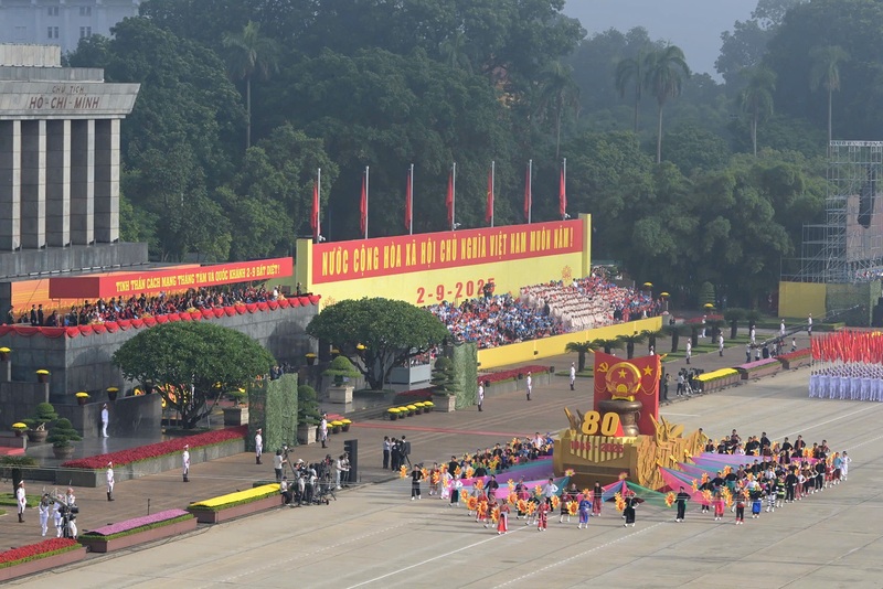Xe mô hình biểu tượng 80 năm ngày Cách mạng Tháng Tám thành công (19/8/1945-19/8/2025) và Quốc khánh nước Cộng hòa xã hội chủ nghĩa Việt Nam (02/9/1945-02/9/2025). Ảnh: VGP
