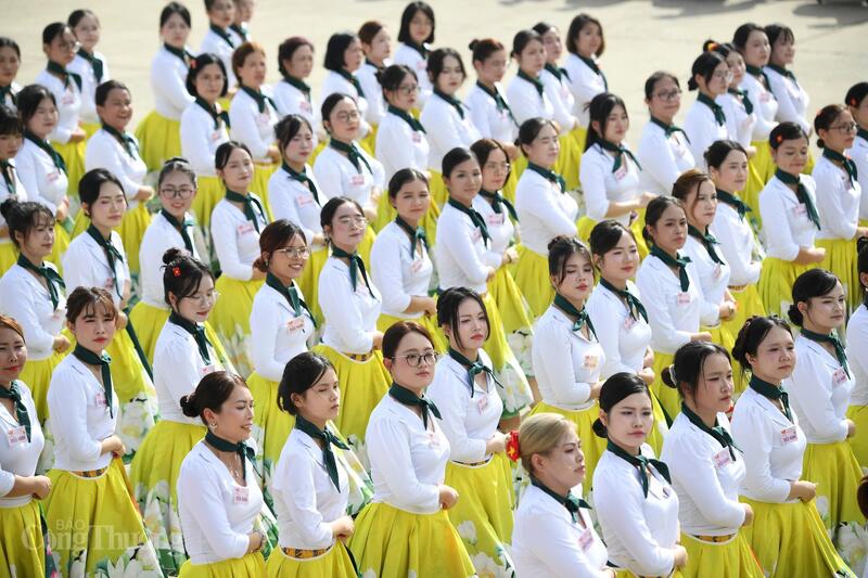 Nhiều kiều bào, khi trở về tham gia đại lễ 2/9, đã bày tỏ niềm vinh dự, tự hào và xúc động. Ảnh: Nam Nguyễn