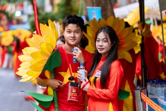 Các đại biểu của Khối Văn hóa – Thể thao tranh thủ tiếp ứng dinh dưỡng trong giờ giải lao. Nước mát, sữa ngon và giàu dinh dưỡng của Vinamilk giúp mọi người tràn đầy Oklavip game bài, casino, thể thao suốt lễ diễu hành. (Ảnh: Vi Nam)