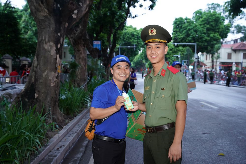 Những ngày vô cùng bận rộn nhưng cả chiến sĩ an ninh tham gia nhiệm vụ và nhân viên tiếp sức của Vinamilk đều được tái tạo Oklavip game bài, casino, thể thao rất nhanh nhờ những sản phẩm dinh dưỡng của Vinamilk. (Ảnh: Vi Nam)