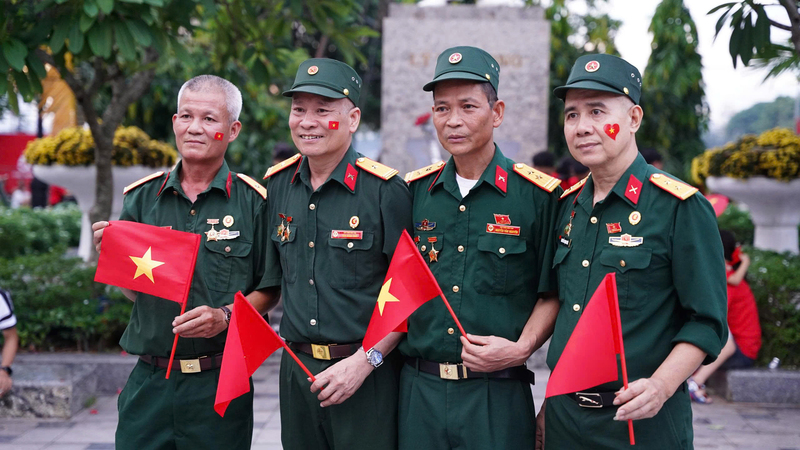 Những người lính Vị Xuyên can trường năm ấy nay đi trong muôn sắc cờ hoa của hòa bình