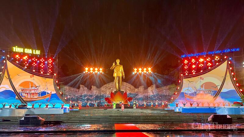 Chương trình nghệ thuật đặc biệt mang chủ đề “Gia Lai: Biển trời giao hòa, tinh hoa ngời sáng”. Ảnh: Hiền Mai