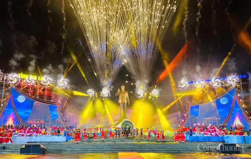 Chương trình nghệ thuật đặc biệt mang chủ đề “Gia Lai: Biển trời giao hòa, tinh hoa ngời sáng”. Ảnh: Hiền Mai