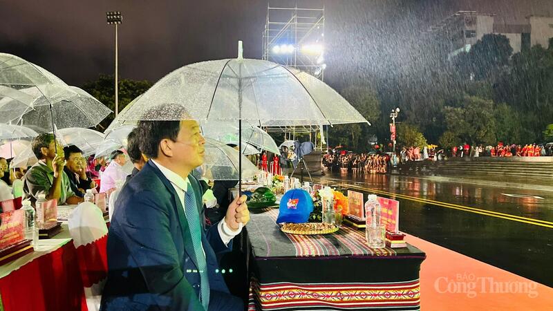 Bí thư Tỉnh uỷ Gia Lai Hồ Quốc Dũng có mặt, theo dõi chương trình. Ảnh: Hiền Mai