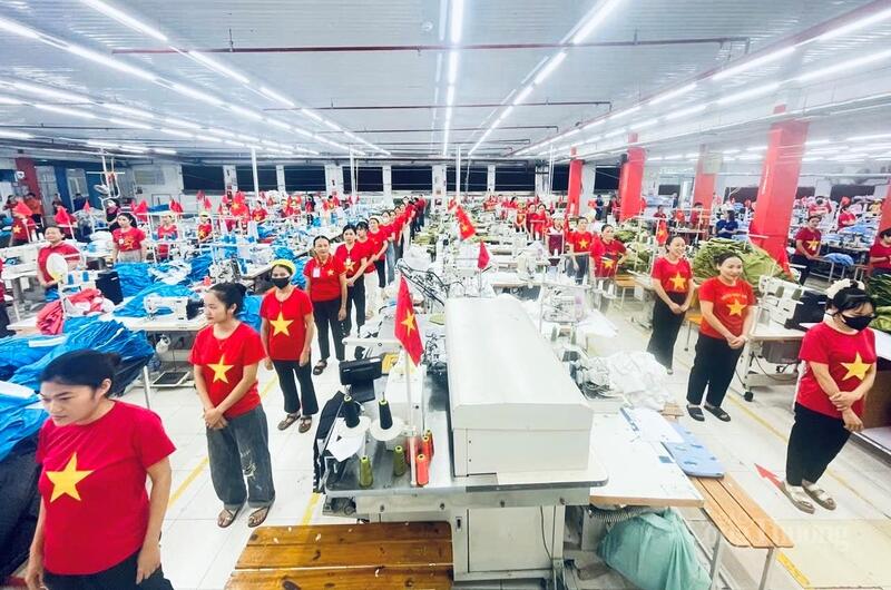 Lễ chào cờ, hát Quốc ca cũng đồng loạt diễn ra trong các Okvip tại về những ngày cuối tháng 8