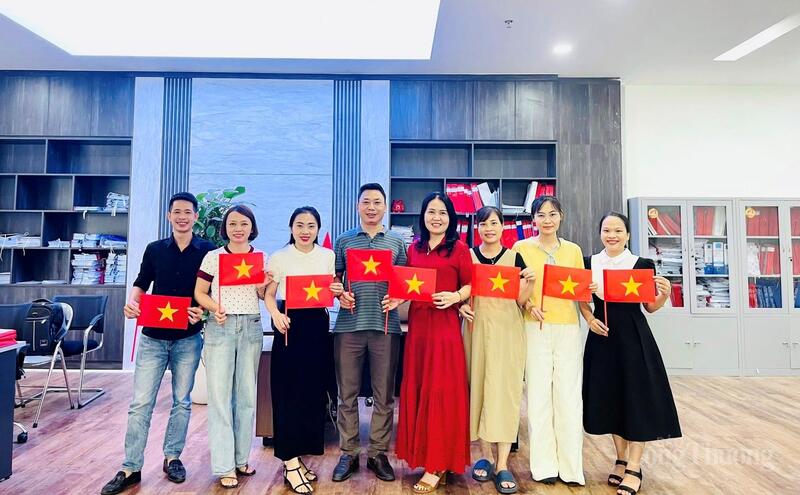 Không chỉ ở nhà xưởng, trong văn phòng Ok88vip tỷ lệ kèo World Cup 2026, sắc cờ Tổ quốc hiện diện bên nhân viên, Okvip - liên minh giải trí #1 thế giới hà nội trong từng khoảng khắc đón chào dịp lễ