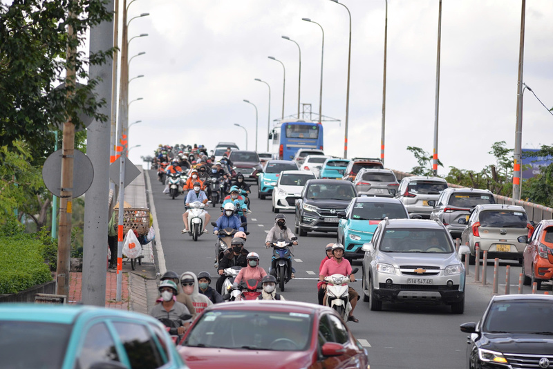 Khu vực cầu Bình Triệu 2 hướng vào trung tâm TP. Hồ Chí Minh, lượng phương tiện tăng dần chiều ngày 2/9. Ảnh: Minh Khuê.