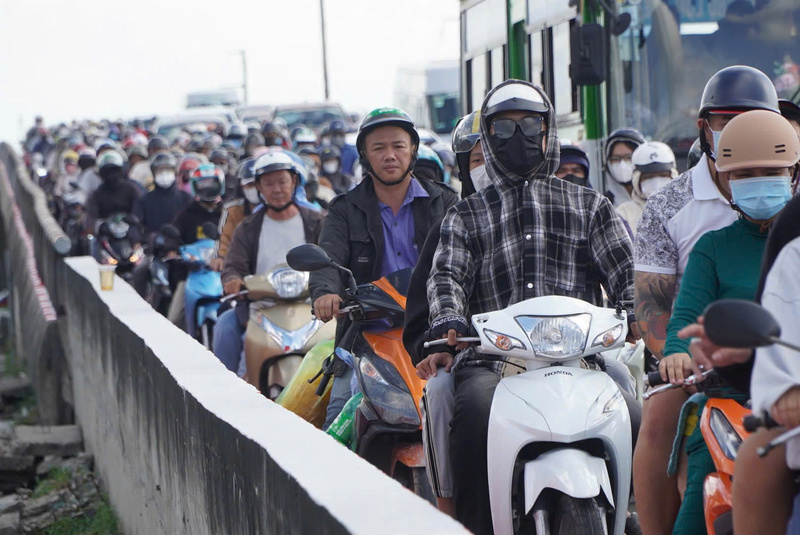 Phương tiện ùn ứ tại các tuyến đường cửa ngõ phía Tây TP. Hồ Chí Minh. Ảnh: Minh Khuê.