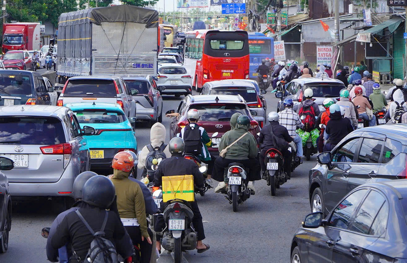 Các phương tiện di chuyển rất khó khăn từ các tỉnh miền Tây trở lại TP. Hồ Chí Minh. Ảnh: Minh Khuê.