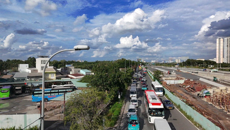Xe ô tô xếp hàng dài tại các tuyến đường cửa ngõ phía Đông TP. Hồ Chí Minh. Ảnh: Minh Khuê.