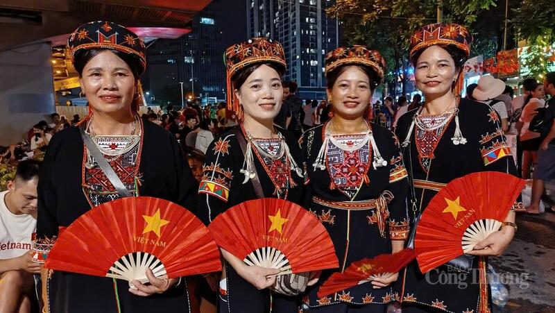 Những người phụ nữ trong trang phục dân tộc Dao quần trắng ở xã Hoàng Su Phìn, tỉnh Lào Cai vượt hàng trăm km xuống Thủ đô xem diễu binh, diễu hành A80 gây chú ý trên đường phố Hà Nội trong đêm 1/9.
