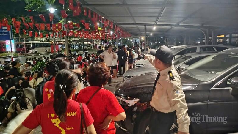 Lực lượng an ninh khách sạn Daeha Business (phố Đào Tấn) cắt cử nhân sự bảo vệ phương tiện, tài sản cho khách hàng xuyên đêm.