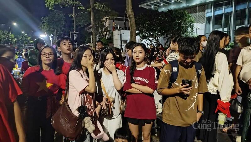 Trắng đêm háo hức chờ xem diễu binh.