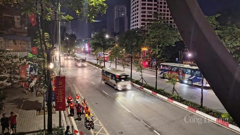 Lúc 2h40 rạng sáng ngày 2/9, những đoàn xe chở các khối diễn binh, diễu hành phục vụ đại lễ A80 bắt đầu di chuyển về hướng Quảng trường Ba Đình.