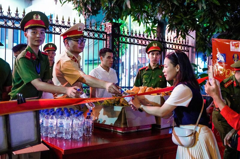 Cán bộ, chiến sĩ Cục Cảnh sát giao thông, Bộ Công an tiếp sức cho đại lễ A80. Ảnh: Cục Cảnh sát giao thông