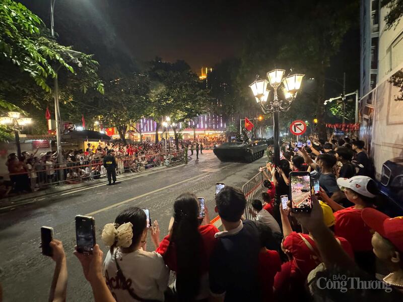 Đông đảo người dân háo hức ghi lại các đoàn xe khí tài quân sự của Việt Nam phục vụ Lễ diễu binh, diễu hành kỷ niệm 80 năm Cách mạng Tháng Tám và Quốc khánh diễn ra trong sáng nay (2/9).