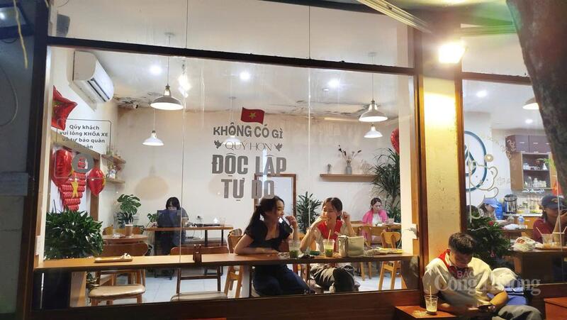 Một số bạn trẻ chọn quán cafe chờ đến giờ xem diễu binh.