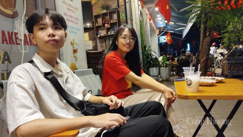 Hai em Hoàng Việt Long (17 tuổi, quê Lào Cai) và Vũ Thị Quyên (quê Bắc Ninh) chọn một quán cafe ở khu vực hồ Ngọc Khánh nghỉ chân đêm 1/9.