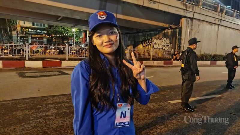 Em Bùi Hương Trà, sinh viên năm thứ 2, Trường Đại học Khoa học xã hội và Nhân văn Hà Nội (Đại học Quốc gia Hà Nội) tham gia hướng dẫn, hỗ trợ người dân lúc rạng sáng 2/9.