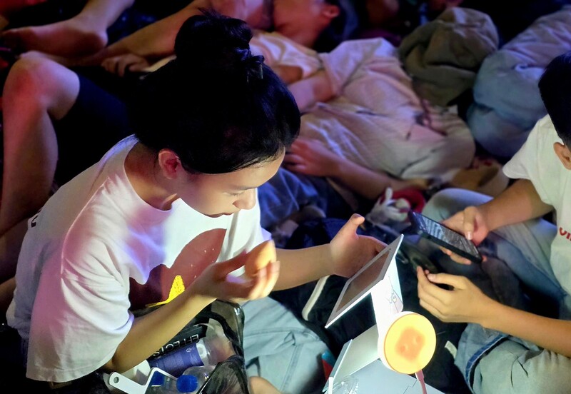 Các "nàng thơ" làm đẹp ngay trên vỉa hè.