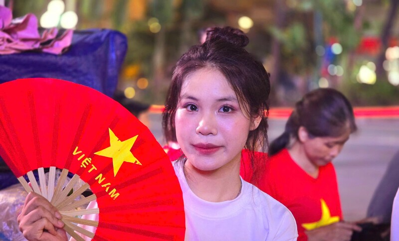Thu Trang sau khi hoàn thiện lớp make up ngay tại vỉa hè