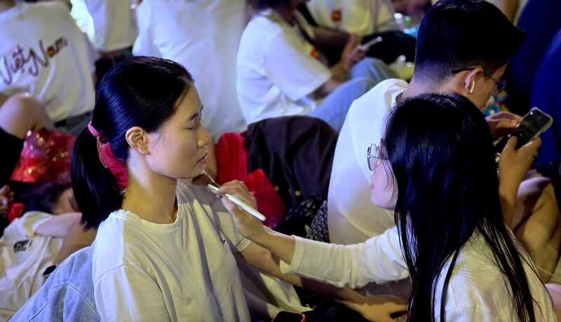 Dù điều kiện không lý tưởng để trang điểm, các cô gái vẫn chuẩn bị đầy đủ sản phẩm như kem chống nắng, kem nền, phấn phủ, son môi và mascara.