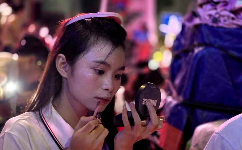 Ai cũng mong muốn chào đoàn diễu binh đi qua với vẻ ngoài rạng rỡ nhất