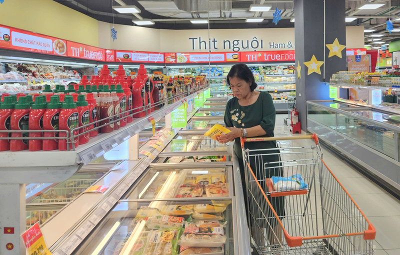 Khu vực quầy thị heo, thủy hải sản, đồ đông lạnh cũng không có nhiều khách ghé mua. Ảnh: Minh Khuê.