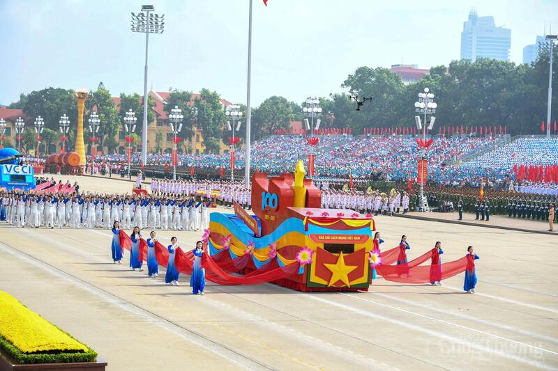 Khối báo chí cách mạng tại Lễ diễu binh, diễu hành. Ảnh: Nam Nguyễn