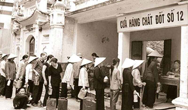 Người dân xếp hàng mua đồ thời bao cấp. Ảnh tư liệu
