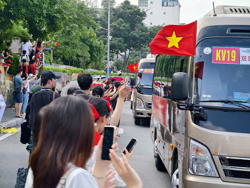 Người dân lưu luyến chia tay các khối diễu binh, diễu hành - 5