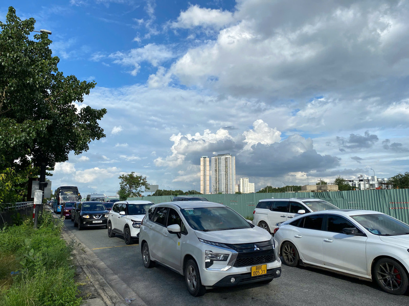 Kẹt xe tại nút giao thông An Phú. Ảnh: Minh Khuê.