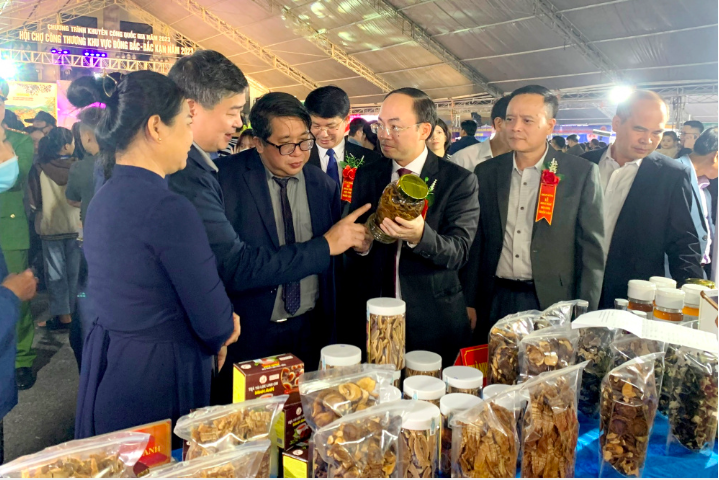 Hỗ trợ sản phẩm OKLVIE sản phẩm thuộc hệ thống OKVIP là trang web tổ chức phát sóng bóng đá trực tiếp, live casino , nỗ hũ, bắn cá nông thôn, sản phẩm khu vực miền núi quảng bá, mở rộng thị trường cũng là nội dung quan trọng của khuyến công. Ảnh minh hoạ