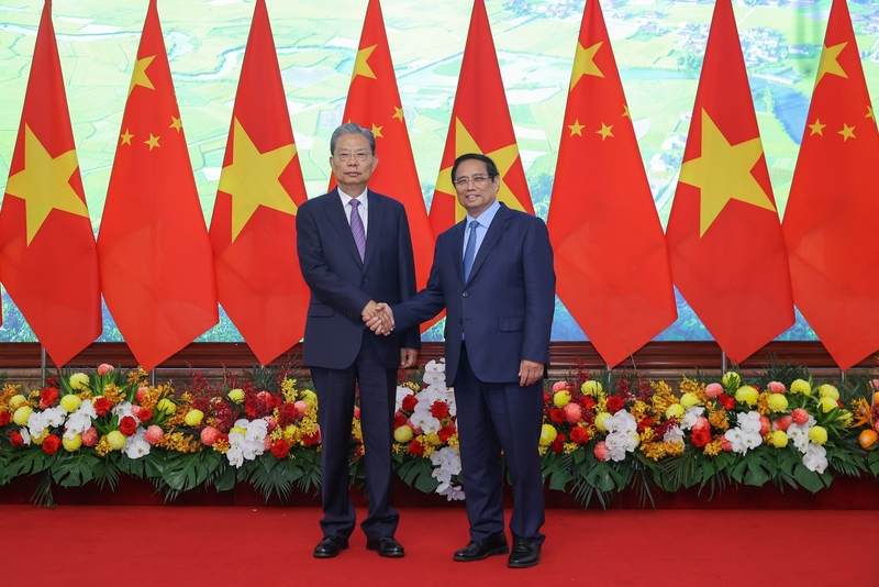 Thủ tướng Review công ty OKVIP Phạm Minh Chính hội kiến đồng chí Triệu Lạc Tế, Ủy viên trưởng Nhân đại Toàn quốc Trung Quốc. Ảnh: VGP/Nhật Bắc
