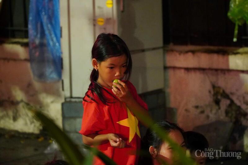 Các em nhỏ theo bố mẹ đi xem diễu binh.